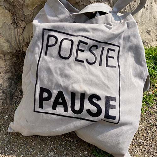 Bild für die Veranstaltung Poesiepause: Künstler*innen des Wortes stören den Unterricht!