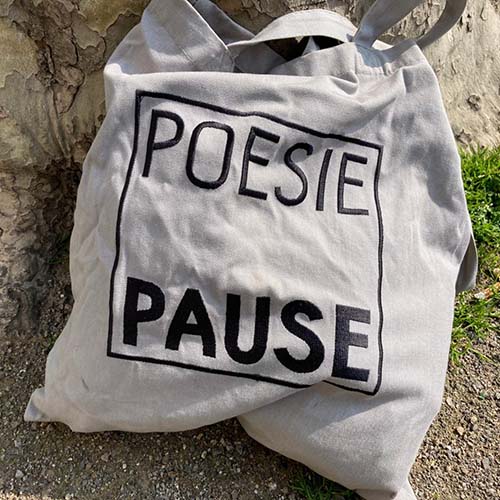 Bild für die Veranstaltung Poesiepause: Künstler*innen des Wortes stören den Unterricht!